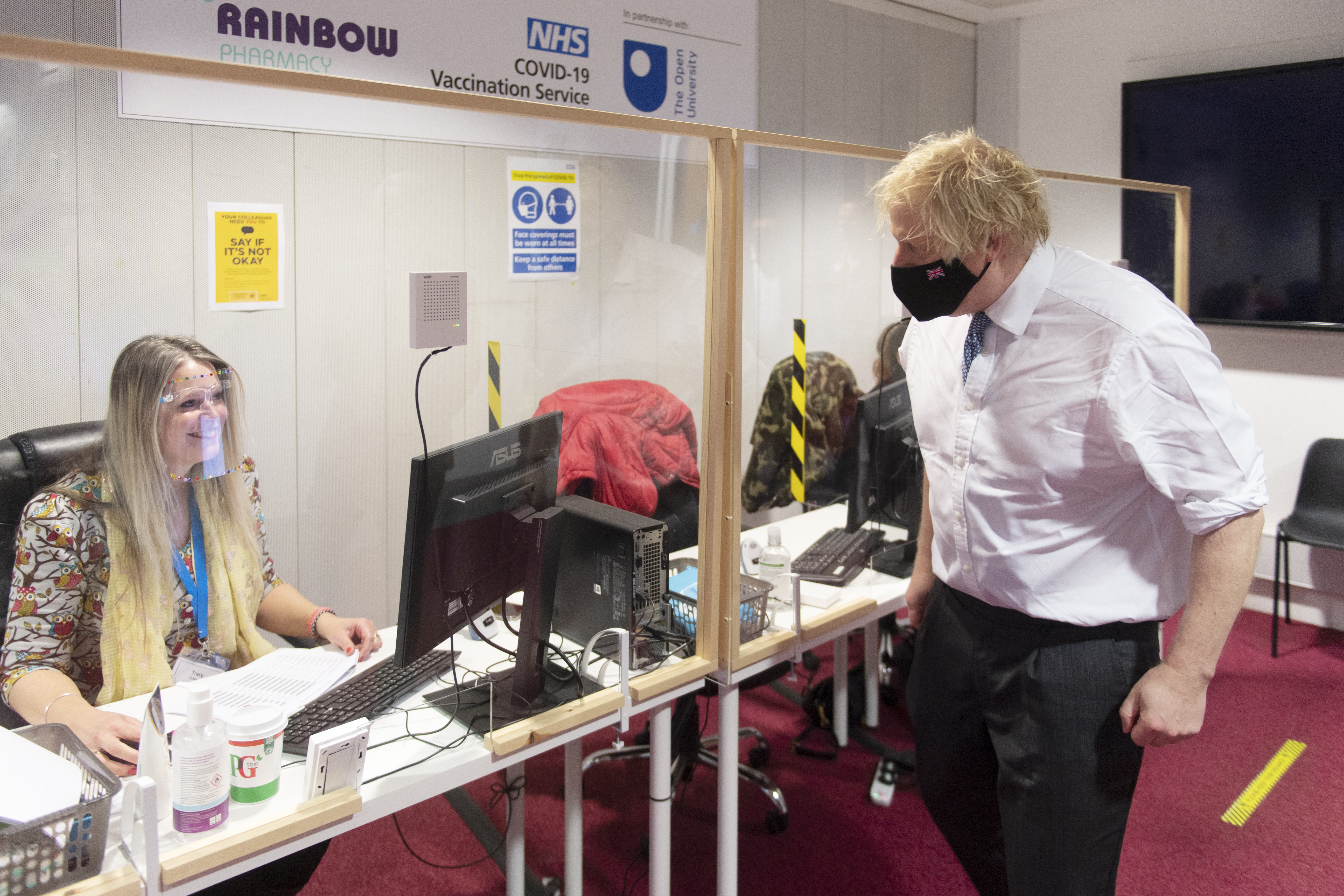ئيس وزراء المملكة المتحدة بوريس جونسون (R) يزور مركز تطعيم Covid-19 في صيدلية قوس قزح (د ب ا)