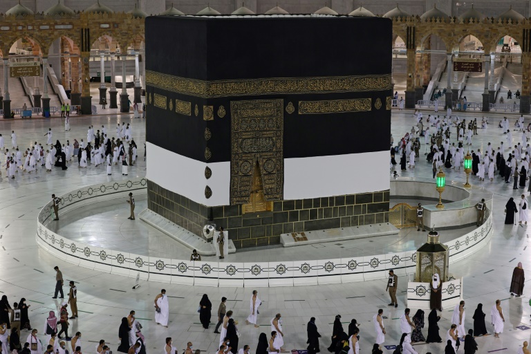 حجاج حول الكعبة في الحرم القدسي في مكة في 17 تموز/يوليو 2021(ا ف ب)