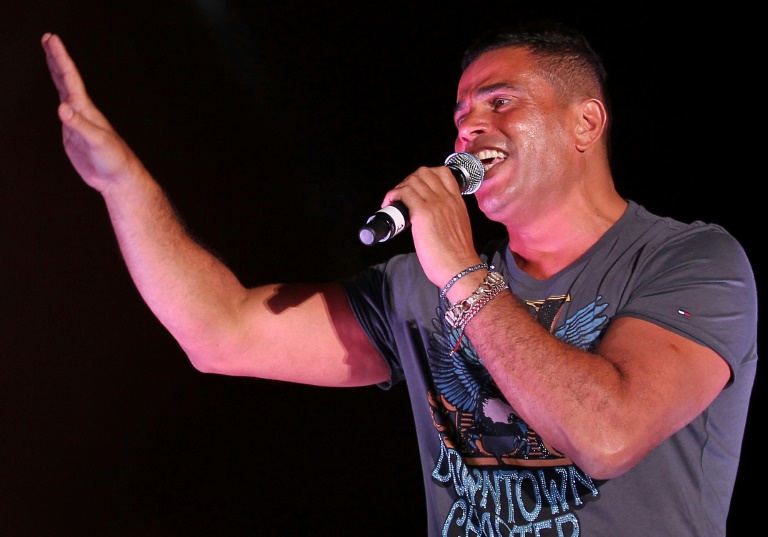  النجم المصري عمرو دياب خلال حفل غنائي في العاصمة الإماراتية أبوظبي في 29 نيسان/ابريل 2011(ا ف ب)