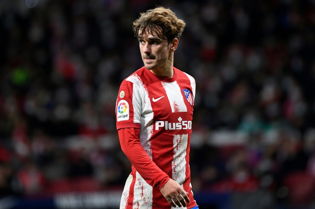 مهاجم أتلتيكو مدريد الدولي الفرنسي أنطوان غريزمان خلال المباراة ضد أوساسونا (ا ف ب)