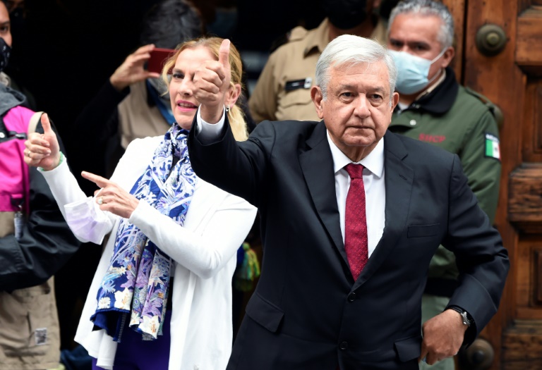 الرئيس المكسيكي أندريس مانويل لوبيز أوبرادور (يمين) وبجانبه زوجته بيتريس غوتيريس بعيد اقتراعهما خلال الانتخابات مكسيكو في 6 حزيران/يونيو 2021(ا ف ب)