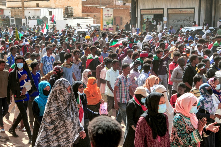 متظاهرون خلال تظاهرة حاشدة للمطالبة بحكم مدني في حي الصحافة جنوب العاصمة الخرطوم في 25(ا ف ب)