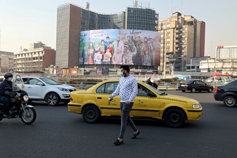 صورة كبيرة مرفوعة في ميدان وليعصر في طهران تزامنا مع الذكرى الثانية لاغتيال اللواء قاسم سليماني وأبو مهدي المهندس، في صورة مؤرخة 28 كانون الأول/ديسمبر 2021 (أ ف ب).