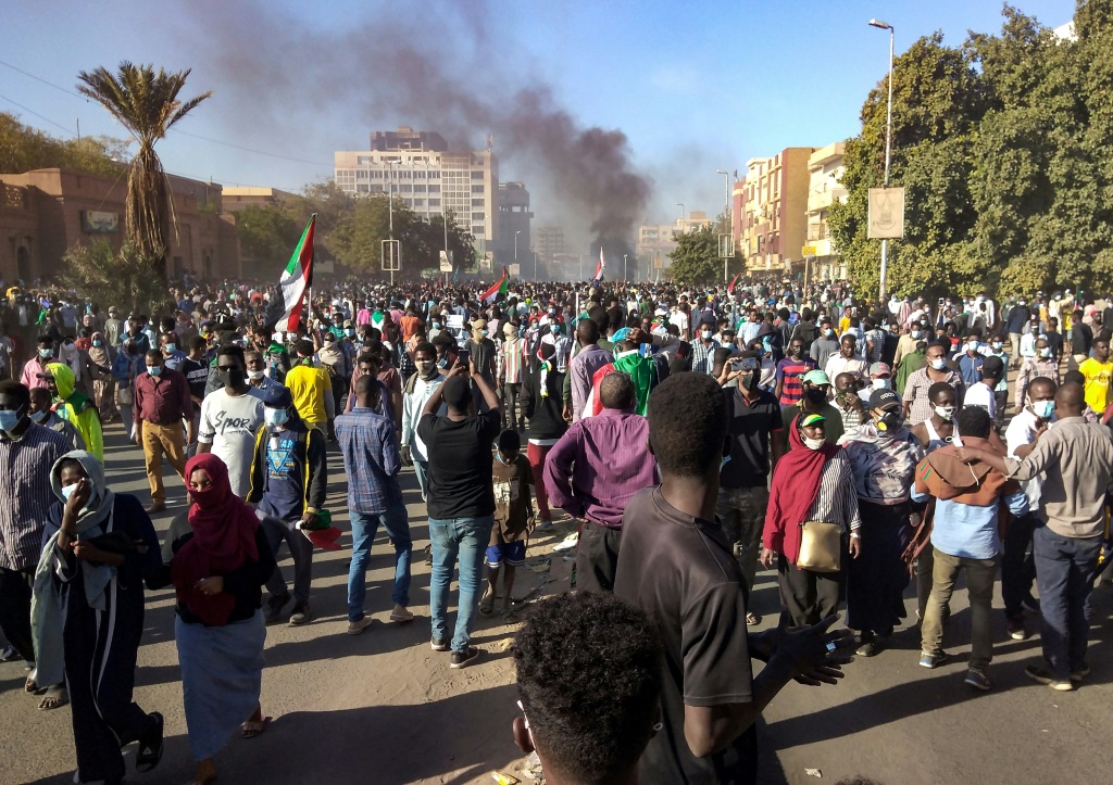    متظاهرون سودانيون في الخرطوم في 30 كانون الأول/ديسمبر 2021 (أ ف ب)