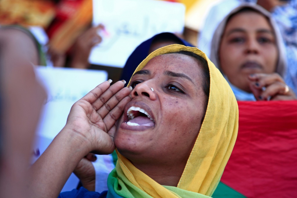 أعلنت الشرطة السودانية في بيان اليوم وفاة أربعة أشخاص وإصابة 296 آخرين في مظاهرات أمس الخميس (أ ف ب)