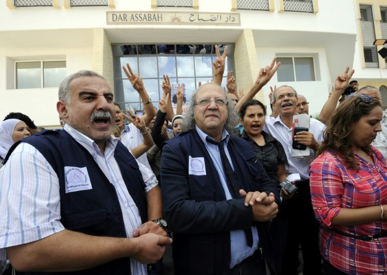 جيم بوميلا (وسط) رئيس الاتحاد الدولي للصحافيين في وقفة احتجاجية مع صحافيين في العاصمة التونسية بتاريخ 2 تشرين الأول/أكتوبر 2012 (ا ف ب)