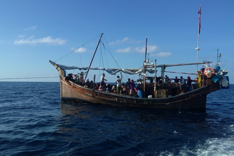 قارب خشبي على متنه لاجئين من الروهينغا في بحر بيرون في مقاطعة آتشيه في اندونيسيا في 27 كانون الأول/ديسمبر 2021 (ا ف ب)