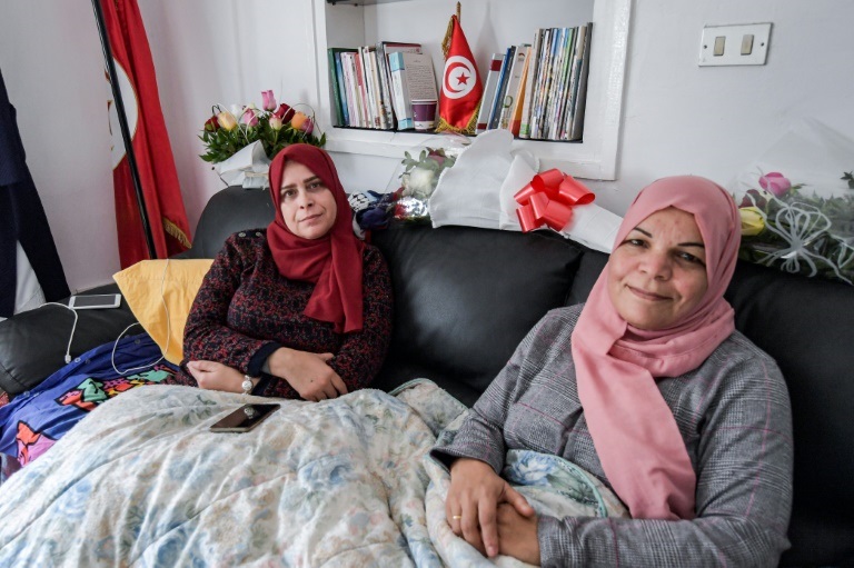 النائبتان فايزة بوهليل ومحبوبة بن ضفالة من حركة النهضة الإسلامية تشاركان في إضراب عن الطعام احتجاجا على قرارات الرئيس التونسي، في العاصمة التونسية في 28 كانون الأول/ديسمبر 2021 (ا ف ب)