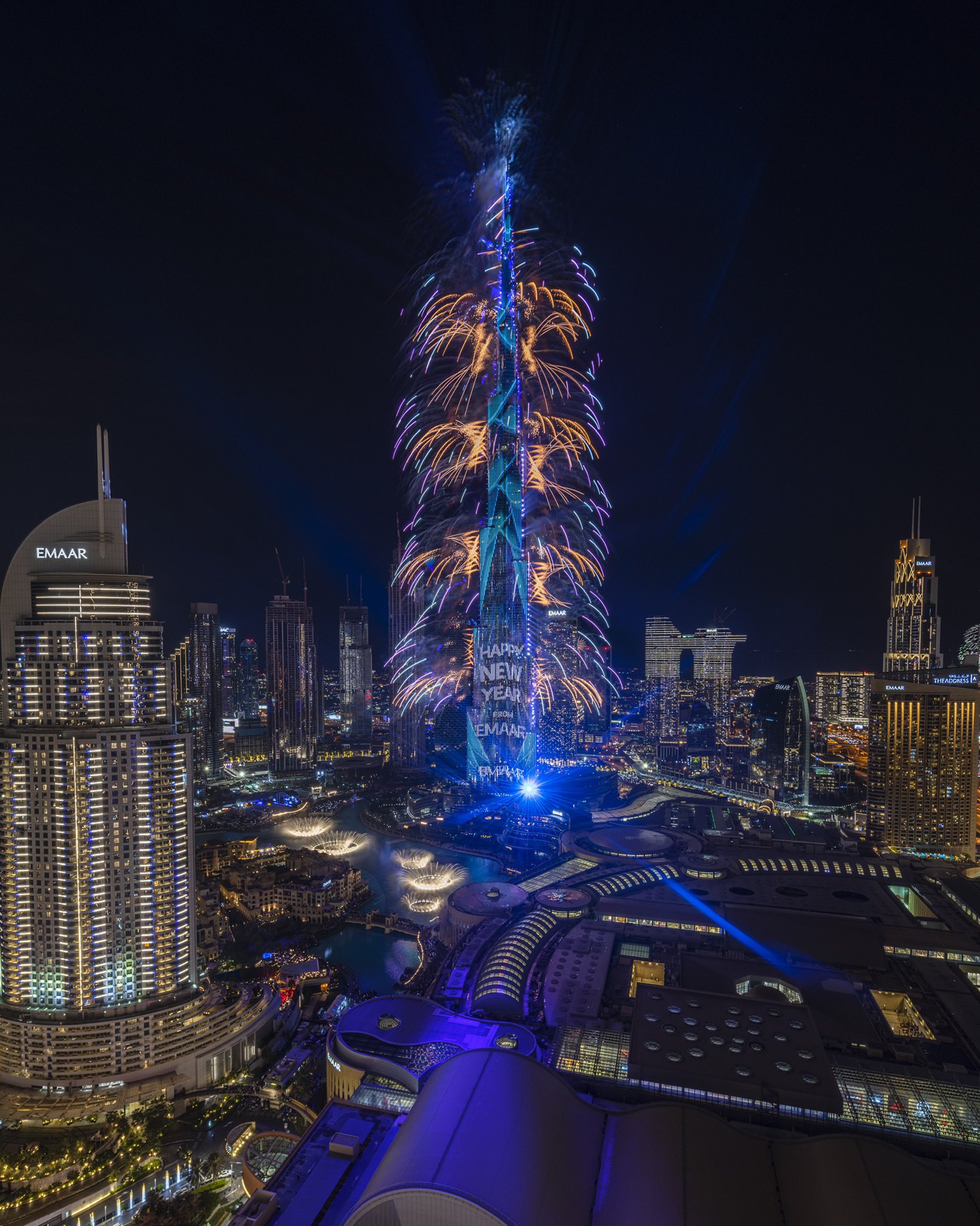 برج خليفة في ليلة راس السنة ودخول العام الجديد 2022 ( تويتر)