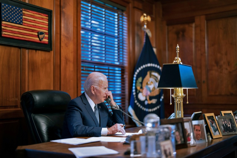 الرئيس الأميركي جو بايدن خلال مكالمة هاتفية مع نظيره الروسي فلاديمير بوتين في ويلمينغتون في ديلاوير في 30 كانون الأول/ديسمبر 2021(ا ف )