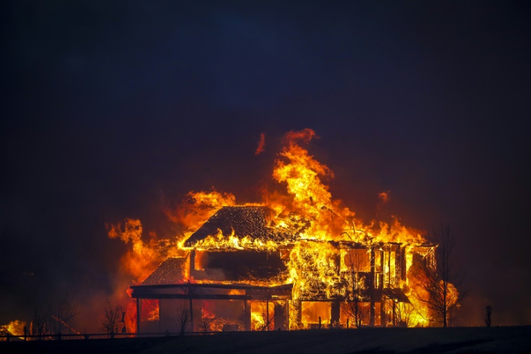  منزل تشتعل فيه النيران في مدينة لويسفيل في كولورادو في 30 كانون الأول/ديسمبر 2021(ا ف ب)