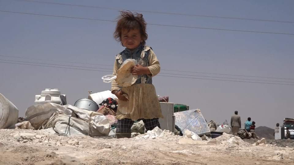 طفلة يمنية في أحد مخيمات النازحين (سبأ)