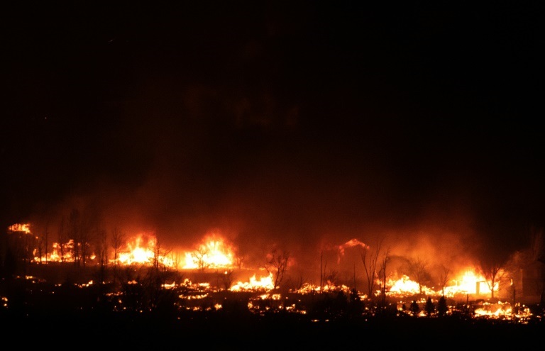 الحرائق تحاصر بلدة سوبيريور في مقاطعة بولدر بولاية كولورادو، في 30 كانون الأول/ديسمبر 2021 (ا ف ب)