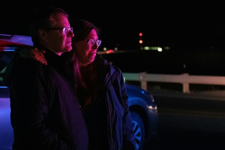 زوجان يتحسران لرؤية الحرائق تلتهم منازل في أحد أحياء سوبيريور بمقاطعة بولدر، في 30 ديسمبر 2021 (ا ف ب)