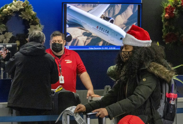  مسافرون في مطار لوس أنجليس بتاريخ 24 كانون الأول/ديسمبر 2021(ا ف ب)