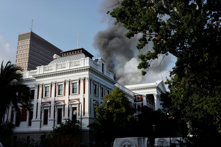 حريق في مقر برلمان جنوب إفريقيا في مدينة الكاب( ا ف ب)