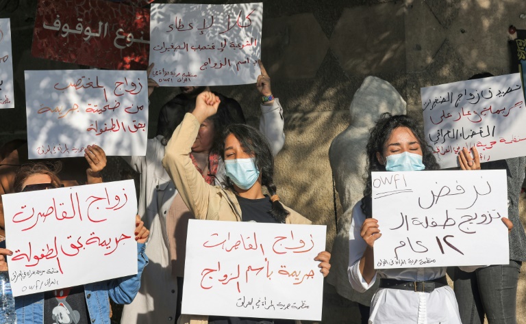 نساء يتظاهرن في بغداد أمام محكمة في 21 تشرين الثاني/نوفمبر 2021 احتجاجاً على تزويج فتاة قاصر(ا ف ب)