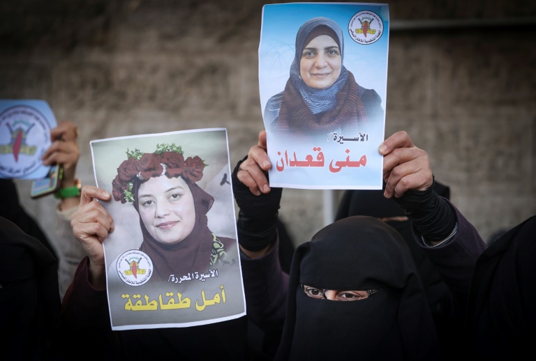  سيدات فلسطينيات يشاركن في اعتصام نظمته حركة الجهاد الإسلامي في قطاع غزة في 22 كانون الأول/ديسمبر 2021 تضامنا مع الأسيرات المعتقلات في السجون الإسرائيلية (ا ف ب)