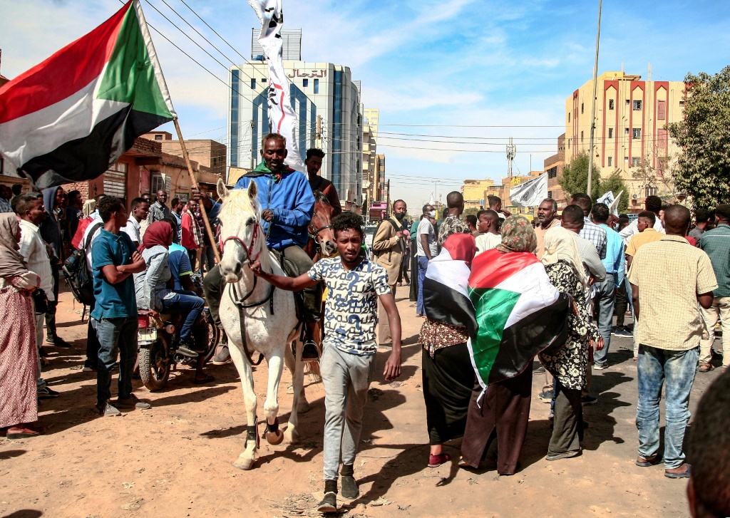 متظاهرون سودانيون في الخرطوم بتاريخ 2 كانون الثاني/يناير 2022 (أ ف ب)