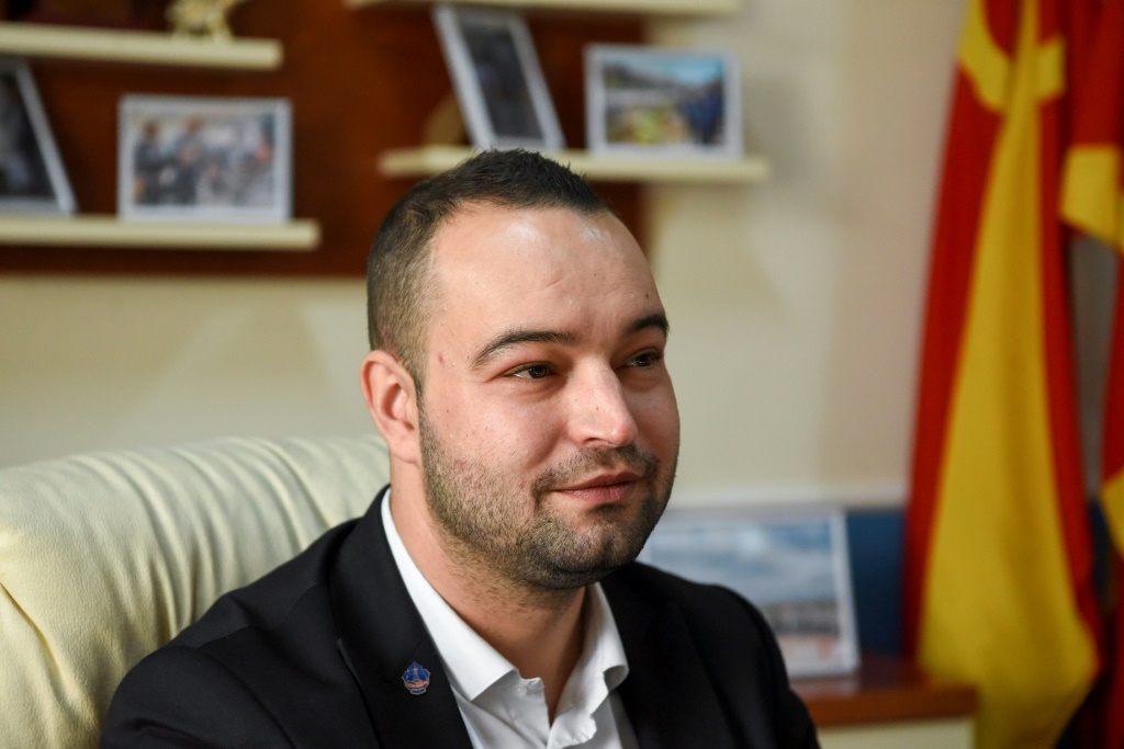 رئيس بلدية فالندوفو بمقدونيا الشمالية في مكتبه في 20 كانون الأول/ديسمبر 2021 (أ ف ب)