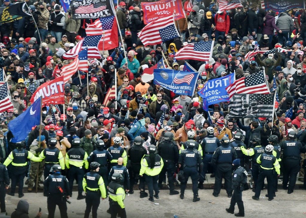 أنصار ترامب خلا مواجهات مع الشرطة وقوات الأمن أثناء اقتحام الكابيتول بتاريخ 6 يناير 2021 (ا ف ب)