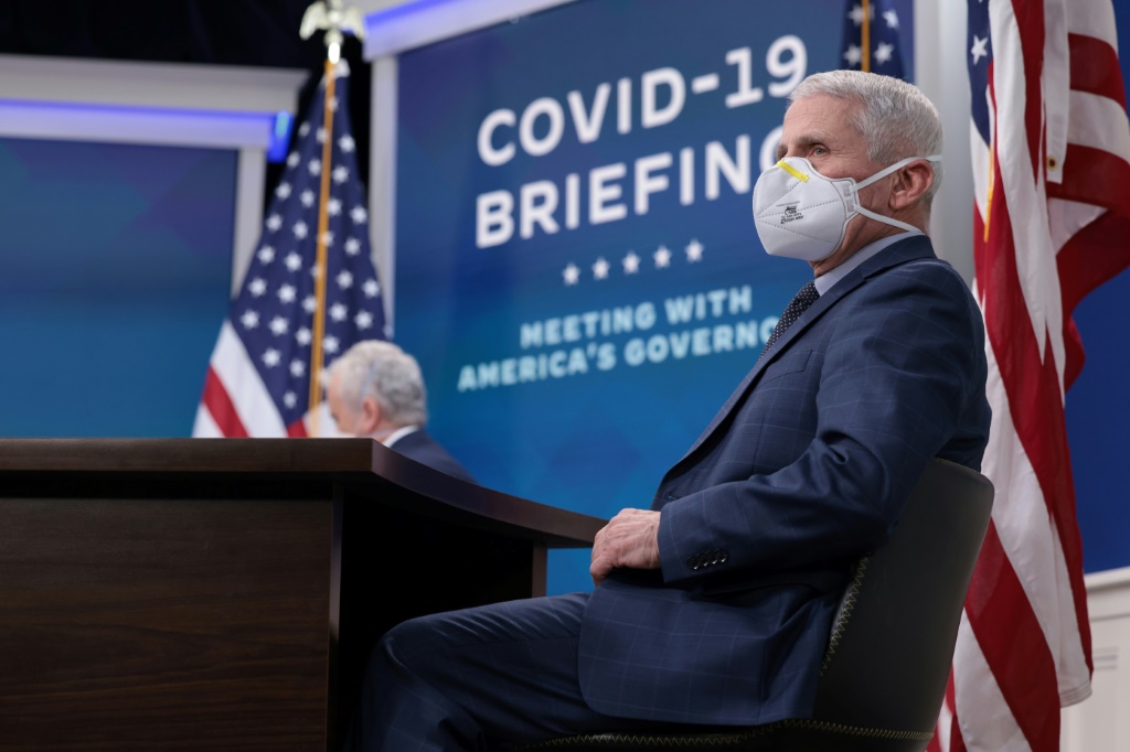 مستشار الرئيس الأميركي لشؤون الوباء أنتوني فاوتشي خلال مؤتمر صحافي بتاريخ 27 ديسمبر 2021 (ا ف ب)