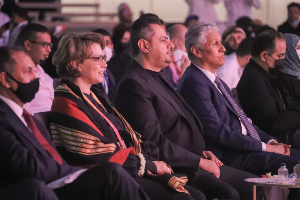  رئيس الوزراء اليمني الدكتور معين عبدالملك سعيد أثناء الحفل والى جواره الباحثة اليمنية مناهل ثابت ( سبأ)
