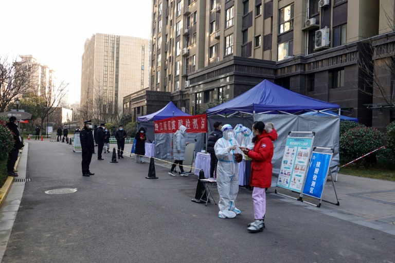 أشخاص يقفون في طابور لإجراء فحص الكشف عن كوفيد في مدينة شيآن في شمال الصين في 29 كانون الأول/ديسمبر 2021(ا ف ب)