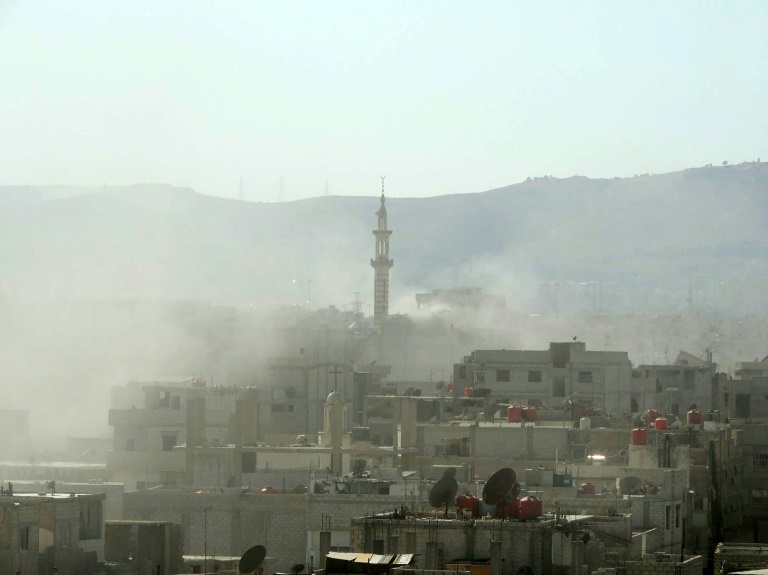 دخان متصاعد فوق أبنية اثر ما قالت المعارضة المسلحة السورية إنه هجوم بأسلحة كيميائية في الغوطة الشرقية بضواحي دمشق في آب/أغسطس 2013(ا ف ب)
