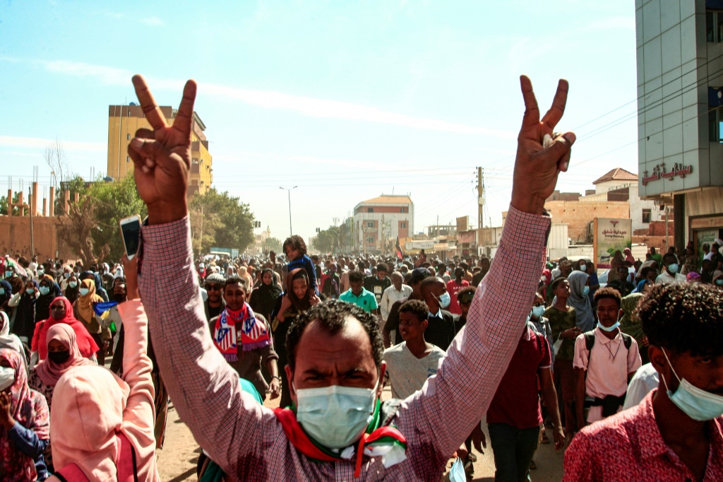 احتشد الآلاف من المتظاهرين السودانيين المؤيدين للديمقراطية خارج القصر الرئاسي في الخرطوم ، متحدين الغاز المسيل للدموع ، وانتشاراً مكثفاً للجنود المسلحين ، وانقطاع في الاتصالات (أ ف ب)