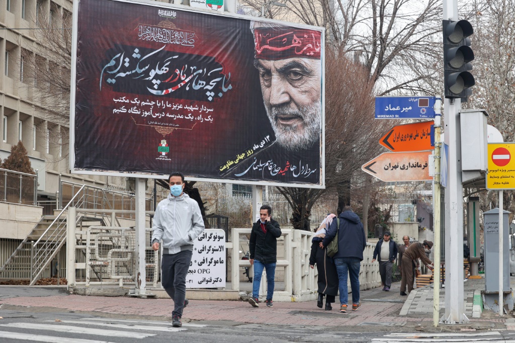 لافتة تحمل صورة قاسم سليماني في طهران بتاريخ 2 كانون الثاني/يناير 2022 (أ ف ب)