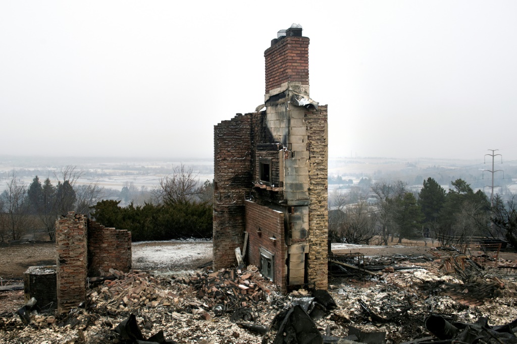 منزل أتت عليه النيران في مقاطعة بولدر بولاية كولورادو الأميركية في 31 ديسمبر 2021 (ا ف ب)