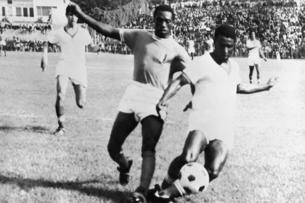 العاجي لوران بوكو (يسار) يركل الكرة خلال مواجهة تونس في مباراة في تونس في 25 فبراير 1973 (ا ف ب)