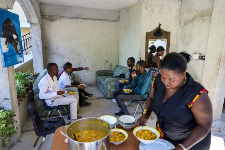 أقارب مجتمعون لتناول حساء "سوب جومو" التقليدي في بور أو برنس عاصمة هايتي في الأول من كانون الثاني/يناير 2022 (ا ف ب)