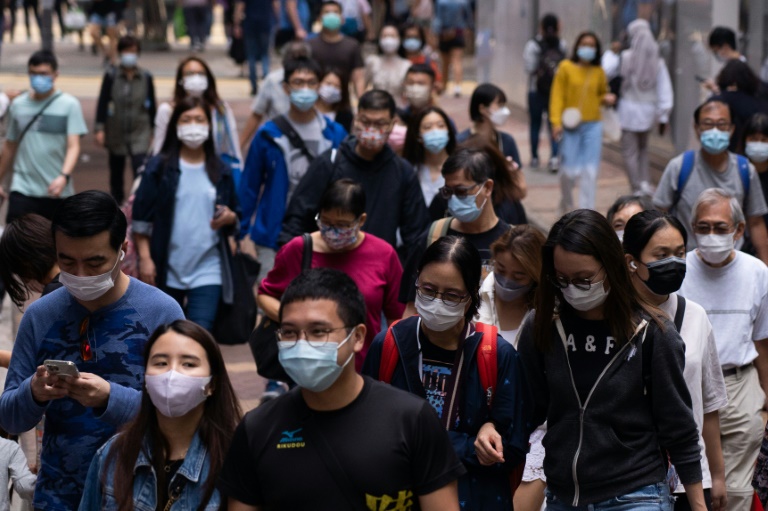 المارة يضعون كمامات للوقاية من وباء كوفيد-19 في أحد شوارع هونغ كونغ في 30 تشرين الأول/أكتوبر 2021(ا ف ب)