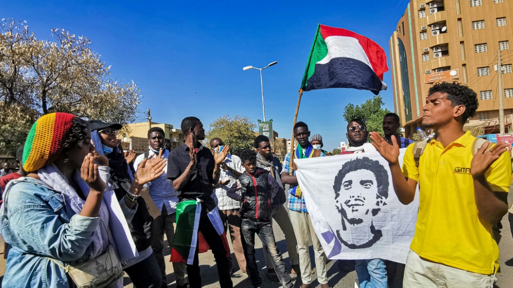    متظاهرون سودانيون في مدينة أم درمان في 04 كانون الثاني/يناير 2022 (أ ف ب)