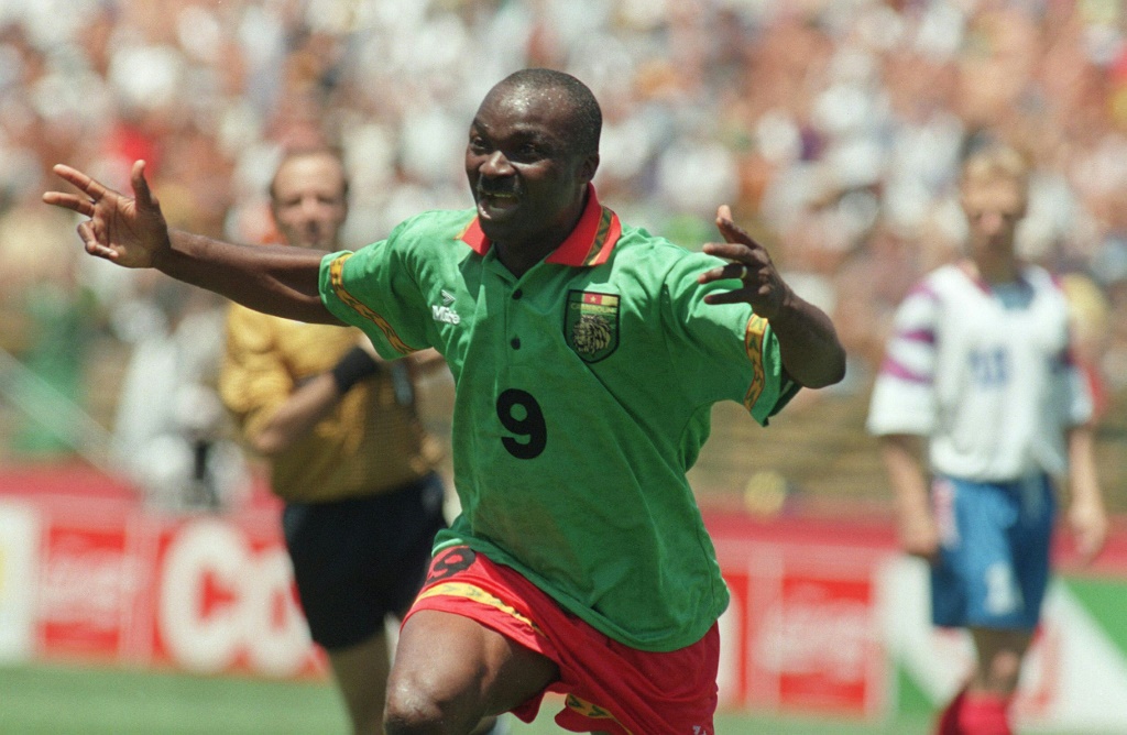 الكاميروني روجيه ميلا خلال كأس العالم 1994 في الولايات المتحدة (ا ف ب)