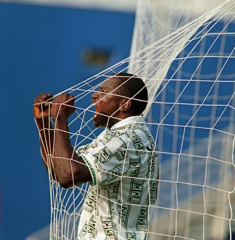 المهاجم النيجيري رشيدي يكيني خلال مونديال 1994 (ا ف ب)