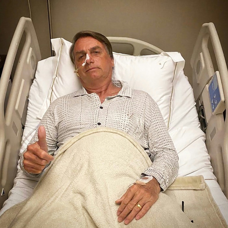 صورة للرئيس البرازيلي جاير بولسونارو في المستشفى، نشرت على حسابه على تويتر في 3 يناير 2022 (ا ف ب)