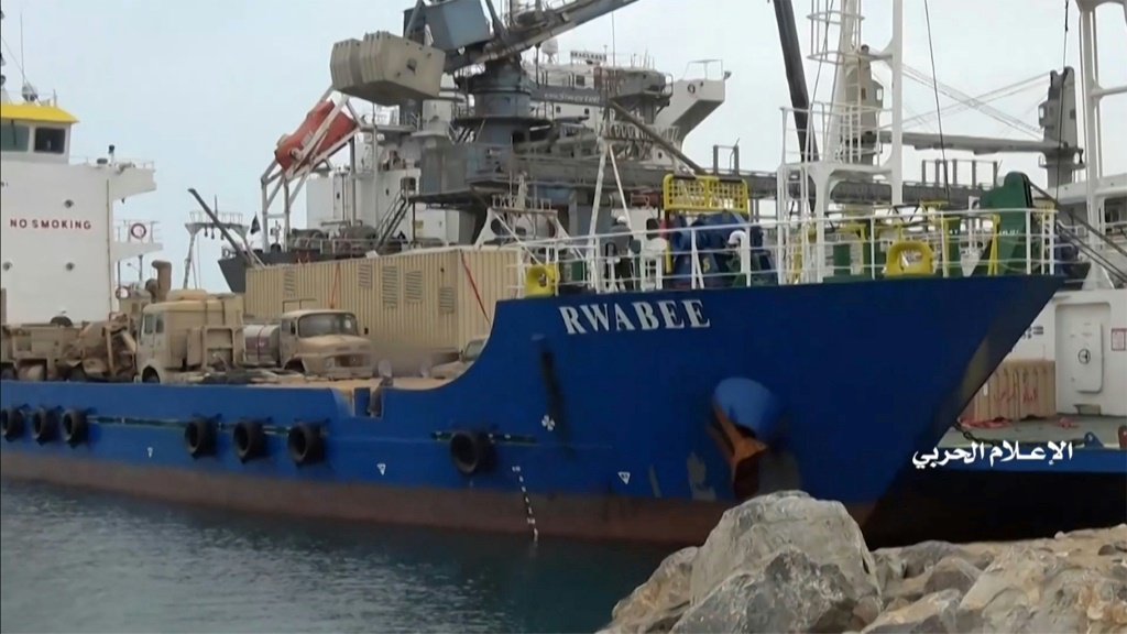 صورة ملتقطة من شريط فيديو وزعه الحوثيون للباخرة روابي التي أعلنوا مصادرتها في البحر الأحمر (ا ف ب)
