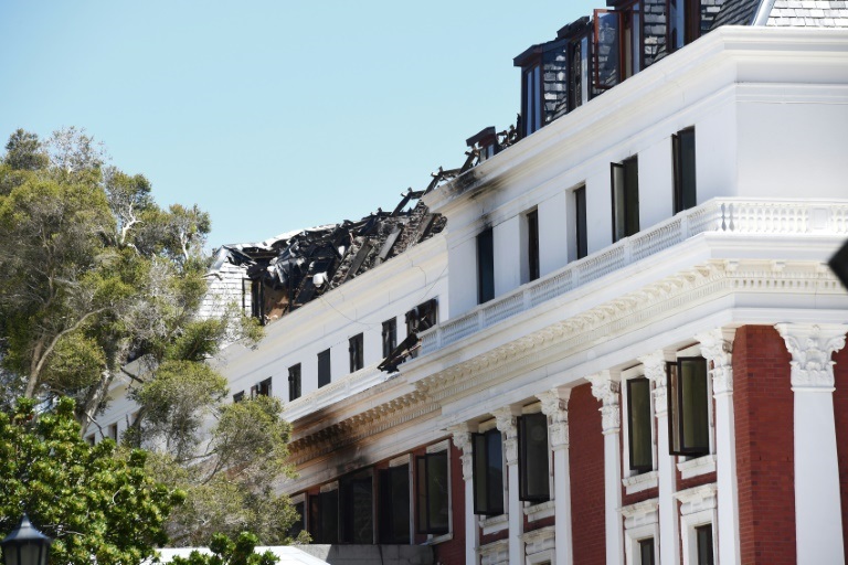 برلمان جنوب افريقيا الذي خسر سقفه في الحريق في الكاب في 4 كانون الثاني/يناير 2022 (ا ف ب)