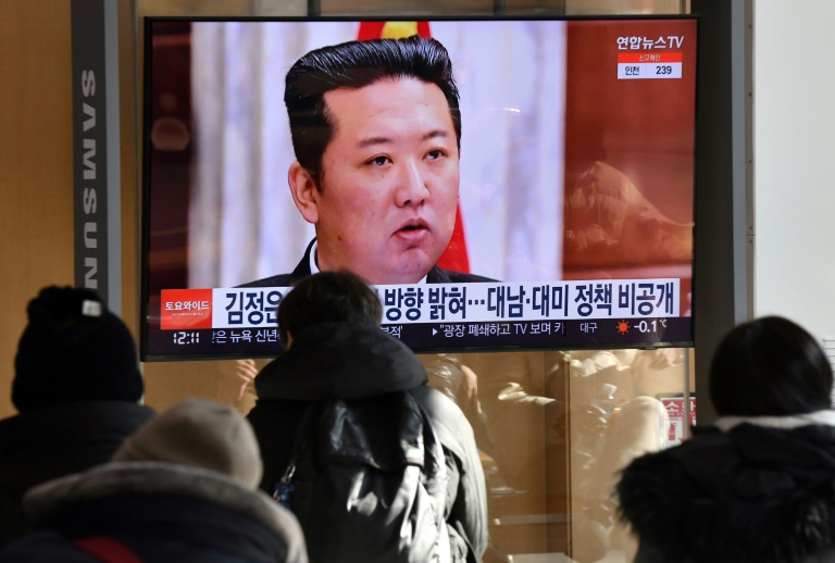 بث تلفزيوني يظهر صورة للزعيم الكوري الشمالي كيم جونغ أون خلال حضوره اجتماع اللجنة المركزي لحزب العمال، في محطة قطارات في سيول في الأول من كانون الثاني/يناير 2022(ا ف ب)