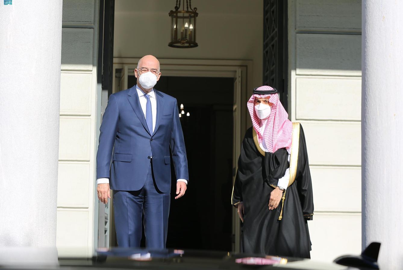 وزير الخارجية السعودي  يلتقي نظيره اليوناني  ويعقدان جلسة مباحثات رسمية