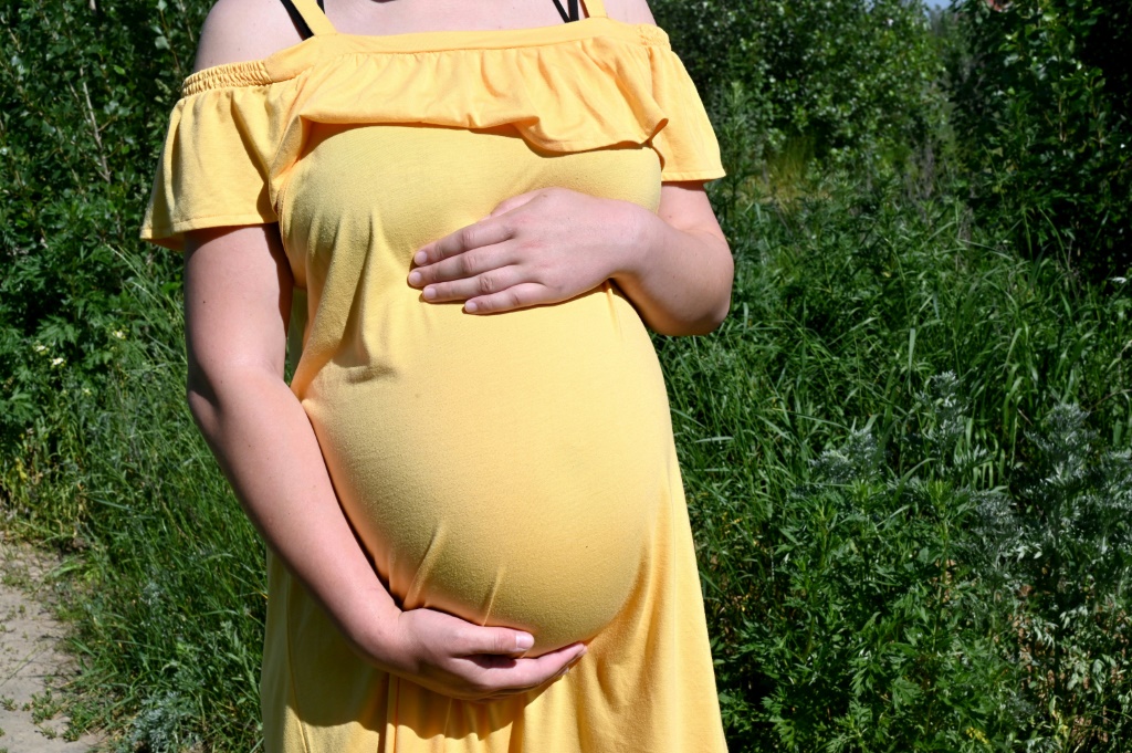 أم حامل تنتظر ولادة توأمها في بلدة صغيرة قرب كييف في 12 يونيو 2020 (ا ف ب)