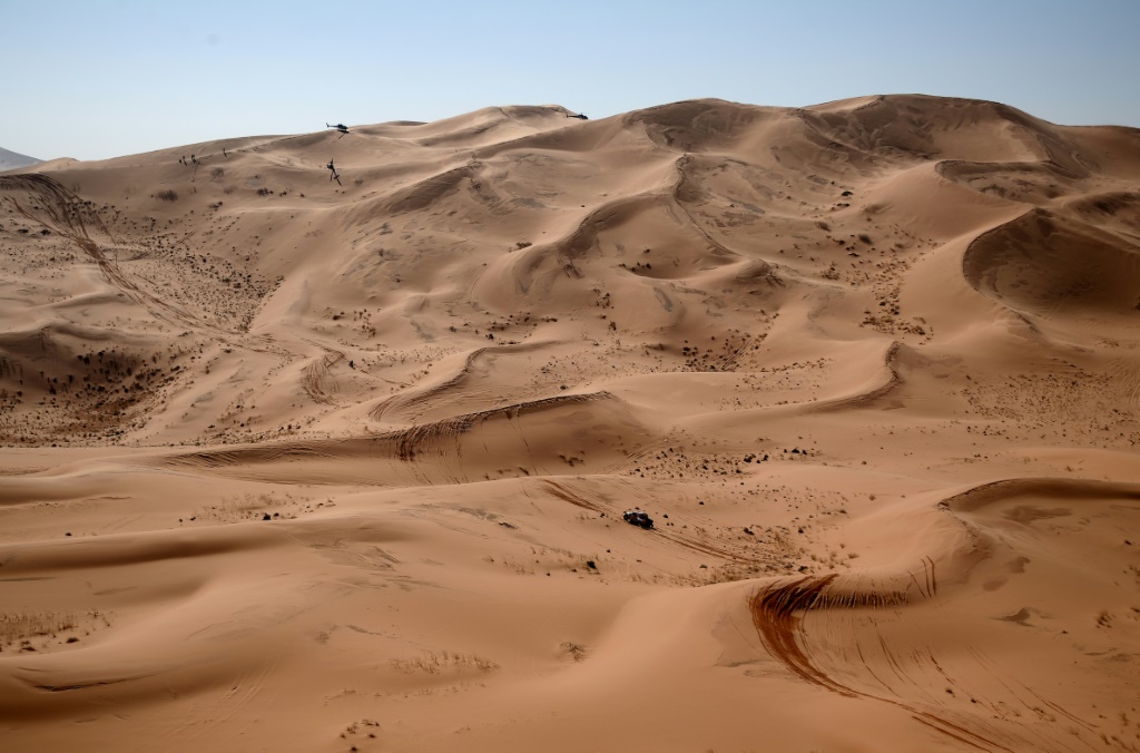 القطري العطية مع ملاحه ماثيو بوميل (تويوتا) خلال المرحلة الرابعة بين القيصومة والرياض (ا ف ب)