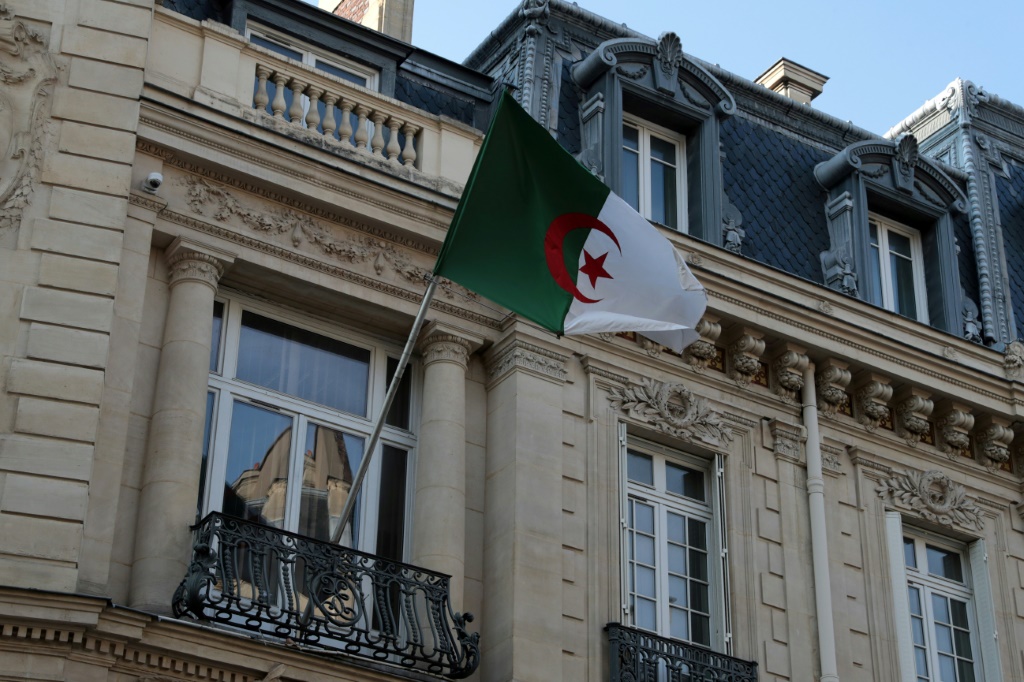 صورة بتاريخ 32 تموز/يوليو 2021 للسفارة الجزائرية في باريس (أ ف ب)