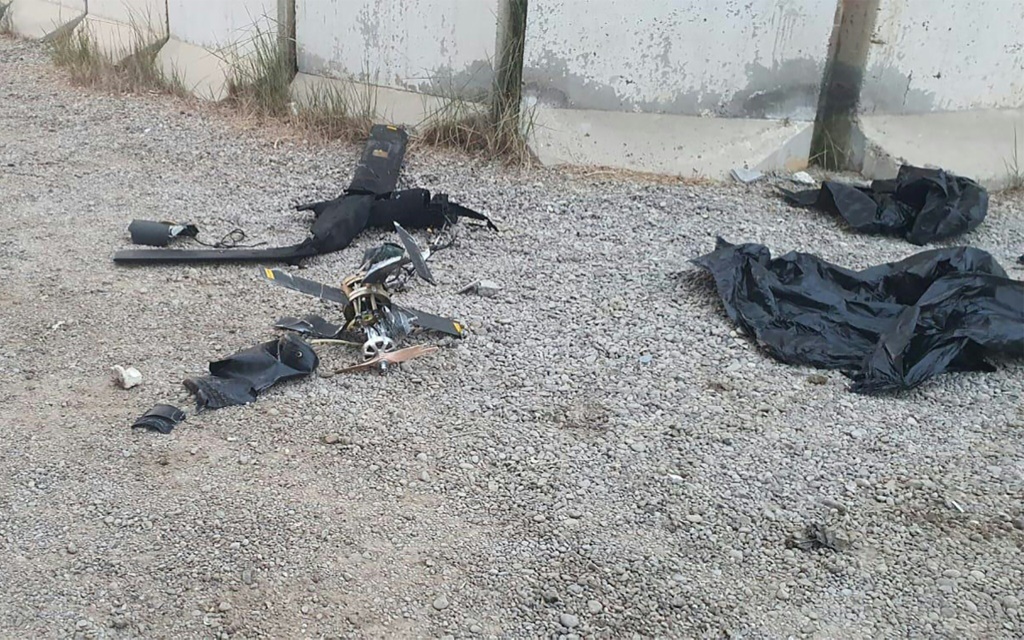 صورة موزعة من التحالف الدولي بقيادة اميركية في العراق تظهر بقايا طائرتين مسيرتين هاجمتا مجمعا لهذه القوات في مطار بغداد في الثالث من كانون الثاني/يناير 2022(ا ف ب)