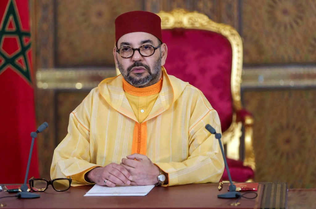 صورة وزّعها الديوان الملكي المغربي يظهر فيها الملك محمد السادس أثناء إلقائه خطاباً من القصر الملكي في فاس (شمال) في 8 ت1/أكتوبر 2021.(ا ف ب)