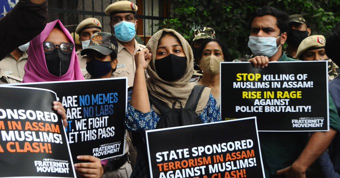 طلاب في نيودلهي يحتجون على حملة السلطات على المسلمين في ولاية آسام (الأناضول)