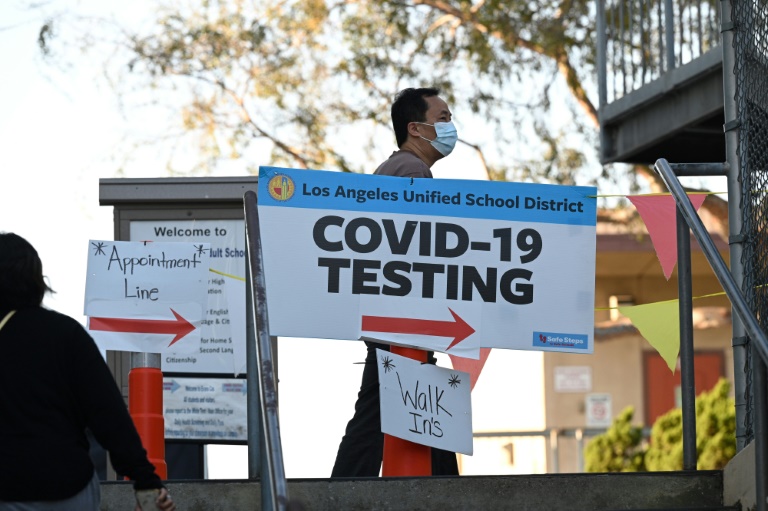اشخاص ينتظرون في مركز فحص للكشف عن كوفيد في مدرسة في لوس انجليس في 5 كانون الثاني/يناير 2022 (ا ف ب)